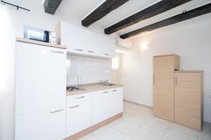 Η κουζίνα ή μικρή κουζίνα στο Apartments with parking space Nin, Zadar - 22265 +10 φωτογραφίες