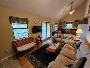 Sky View - Million Dollar Views At Budget pricing! في سيفيرفيل: غرفة معيشة بها أريكة وطاولة