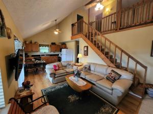 Sky View - Million Dollar Views At Budget pricing! في سيفيرفيل: غرفة معيشة مع أريكة ودرج