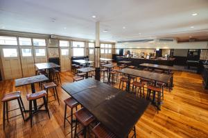 シドニーにあるRiverview Hotel Tempeのテーブルと椅子とバーのあるレストラン +11枚の写真