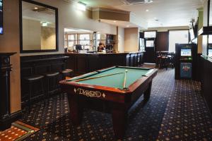 シドニーにあるRiverview Hotel Tempeのバーのある部屋にあるビリヤード台
