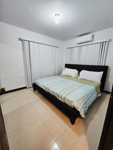 SinajanaにあるPedro's Place 1 bedroom and 1 bathroomの窓のある部屋にベッドがある寝室