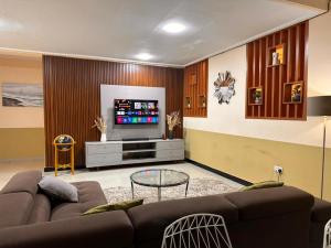 TV a/nebo společenská místnost v ubytování Eden Court Luxe