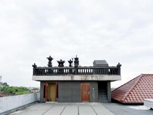 a house with a balcony on top of a roof at Urbanview Noja Guest House near Living World Denpasar in Denpasar