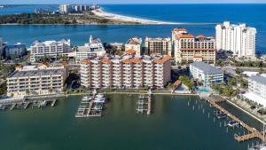 een luchtzicht op een stad met een jachthaven bij Clearwater Calm Condo in Clearwater Beach