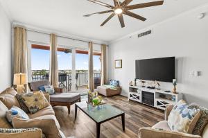 een woonkamer met een bank en een tv bij Clearwater Calm Condo in Clearwater Beach