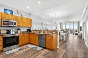 een keuken met houten kasten en een eetkamer bij Clearwater Calm Condo in Clearwater Beach