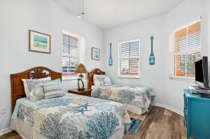 een slaapkamer met twee bedden en een flatscreen-tv bij Clearwater Calm Condo in Clearwater Beach +35 foto's