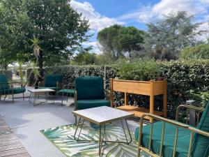 O grădină în afara Ibis Styles Toulouse Blagnac Aéroport