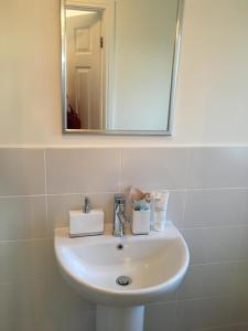 ウォリントンにあるPremier staysのバスルーム(鏡付き洗面台、白い洗面台付) +1枚の写真