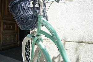 ein grünes Fahrrad mit einem Korb auf der Vorderseite in der Unterkunft Petit Palace Arenal in Madrid