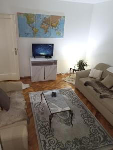 Μια τηλεόραση ή/και κέντρο ψυχαγωγίας στο Apartment KARO