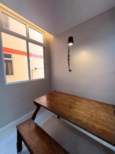 een kamer met een houten tafel en een raam bij Apartment - Metropolitan Region of Belém in Ananindeua