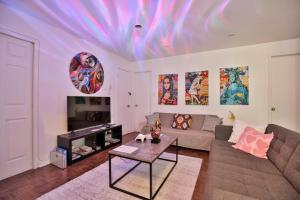 een woonkamer met een bank en een tafel bij FREE PARKING - Full APARTMENT - 5 min walk to METRO - CENTRAL LOCATION in Montreal