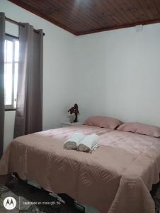 a bedroom with a bed with two towels on it at Morada Donatella in Posadas