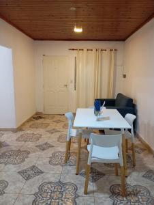 a room with a table and chairs and a couch at Morada Donatella in Posadas