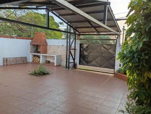 a patio with a brick oven in a building at Morada Donatella in Posadas