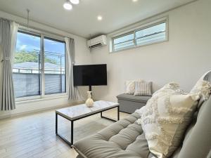 Televiisor ja/või meelelahutuskeskus majutusasutuses Ryan innー東京ー東十条駅から徒歩3分ー貸切1組10名まで