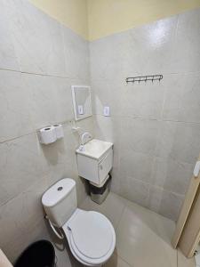 累西腓Casa Recife Conforto 6的带马桶和水槽的白色浴室