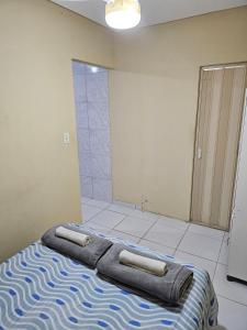 累西腓Casa Recife Conforto 6的卧室里有一张床，床上有一条毯子