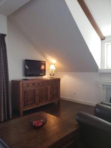 DubrovčanにあるCozy villa near the swimming poolsのリビングルーム(木製キャビネット内の薄型テレビ付)