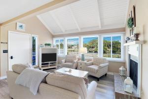 Una sala de estar con un sofá y sillas y un televisor. en TL812: 812 Treeloft Trace, en Seabrook Island