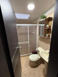 um banheiro com vaso sanitário e pia em Hostal Maxim em Puerto Isaacs