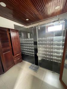 バンメトートにあるGreentraveller Buon Ma Thuot Homestayのバスルーム(ガラス張りのシャワー付)