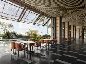 una sala da pranzo con tavolo e sedie di 珠海凤凰湾悦榕庄 a Zhuhai