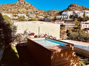 einen Pool auf einem Gebäude mit einem Berg in der Unterkunft MIMOSA Escapada ideal en Roses: casa espaciosa, jardín privado y terrazas al sol. - ES-258-170 in Montjoys