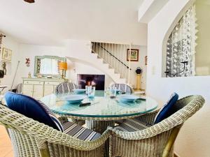 ein Esszimmer mit einem Glastisch und Korbstühlen in der Unterkunft MIMOSA Escapada ideal en Roses: casa espaciosa, jardín privado y terrazas al sol. - ES-258-170 in Montjoys