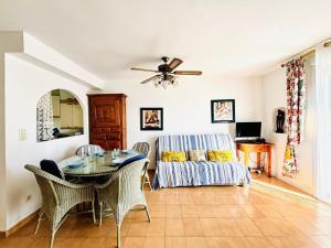 ein Wohnzimmer mit Tisch und Couch in der Unterkunft MIMOSA Escapada ideal en Roses: casa espaciosa, jardín privado y terrazas al sol. - ES-258-170 in Montjoys