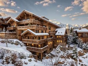 a log home in the snow at Appartement 3 chambres à Méribel, service 5* - FR-1-613-138 in Les Allues