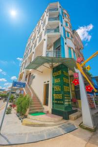 a building with a sign in front of it at Thái Thịnh Hotel in Dồng Văn