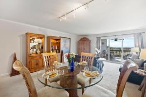 Una sala de estar con una mesa de cristal y sillas. en PW13103: 13103 Pelican Watch, en Seabrook Island