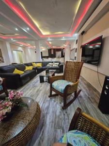 ein Wohnzimmer mit Sofa und Fernseher in der Unterkunft Home away from home in Guayacanes + 87 Fotos