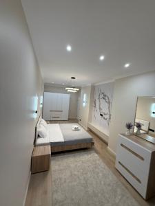 ein großes Schlafzimmer mit einem Bett und einem Waschbecken in der Unterkunft ЖК Кристалл 160К7 15 этаж 846 in Almaty