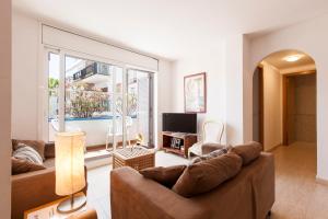 シッチェスにあるViva Sitges - Sitges Central Apartmentのリビングルーム(ソファ、大きな窓付)