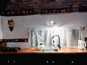 un bancone della cucina con lavandino e finestra di casa quinta los teritos ad Abasto Altre 15 foto