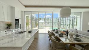 Η κουζίνα ή μικρή κουζίνα στο Chic & Spacious 4BR Luxury Villa with Pool