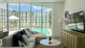 Πισίνα στο ή κοντά στο Chic & Spacious 4BR Luxury Villa with Pool