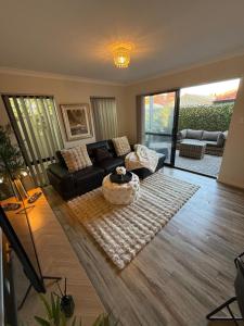 salon z kanapą i stołem w obiekcie Glamorous Getaway w mieście Mandurah