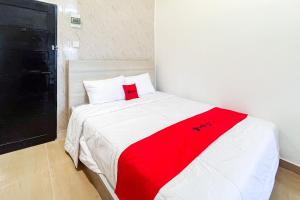 Postel nebo postele na pokoji v ubytování Urbanview near Syamsudin Noor Airport