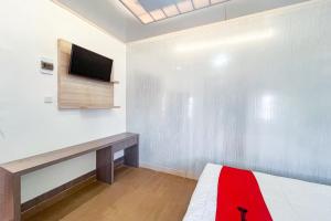 TV a/nebo společenská místnost v ubytování Urbanview near Syamsudin Noor Airport