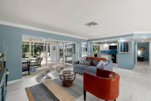 Χώρος καθιστικού στο Stunning Lakefront Retreat - Pool - Hot Tub