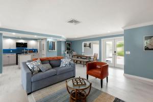 Χώρος καθιστικού στο Stunning Lakefront Retreat - Pool - Hot Tub +57 φωτογραφίες