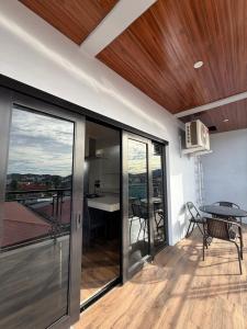 Balkón nebo terasa v ubytování Manatad Transient House