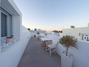 Rõdu või terrass majutusasutuses Central Fira Suites
