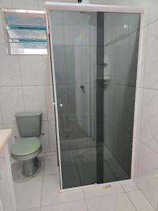 Koupelna v ubytování Kitnet em Ubatuba perto da praia