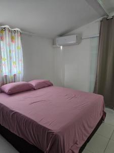 Postel nebo postele na pokoji v ubytování Kitnet em Ubatuba perto da praia + 8 fotografií